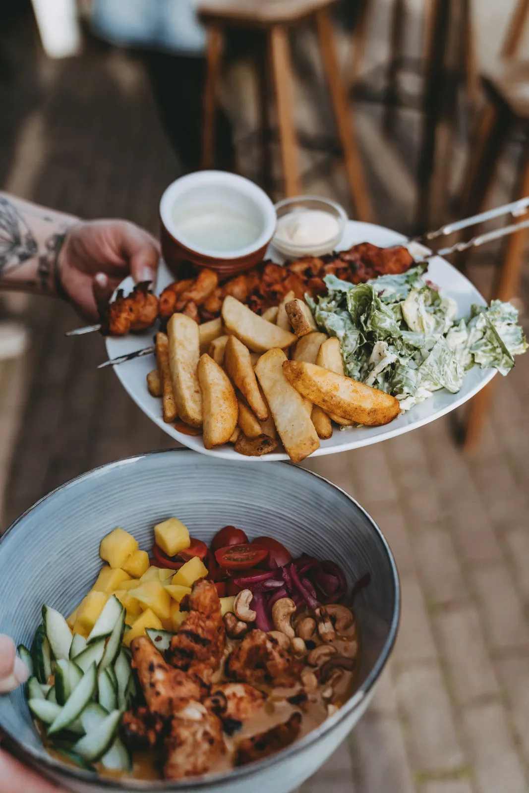 Pommes, Salat und Grillspieße im Kaspers Bistro Nümbrecht